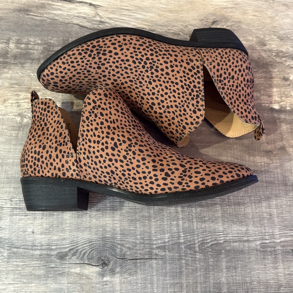 Universal Thread Tan and Black Ankle Booties - Picture 4 of 5